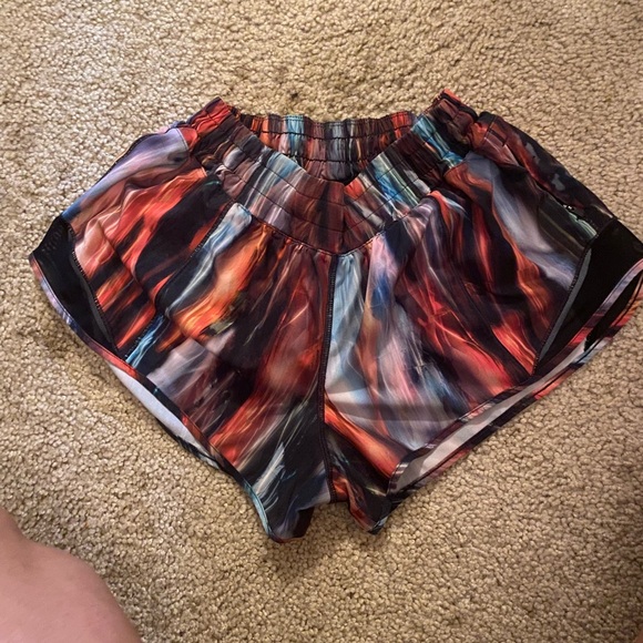 lululemon athletica Pants - Lululemon HOTTY HOTS lined shorts SIZE 6. 2.5 inseam